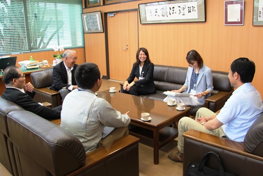 JICA関係者らと懇談する田中さん（町長の右）
