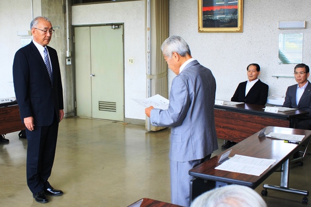 当選証書付与式のようす