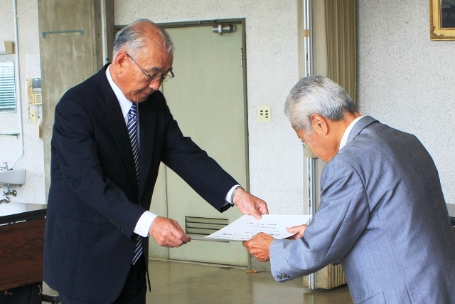 新井健選管委員長から当選証書を受け取る茂原町長