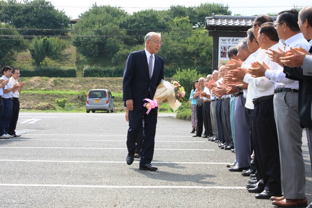 支援者や町民の皆さんに出迎えられる茂原町長