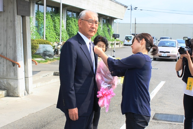 職員から町長バッジをつけてもらいました