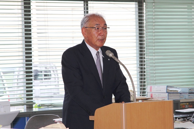 事務室で職員へ訓示
