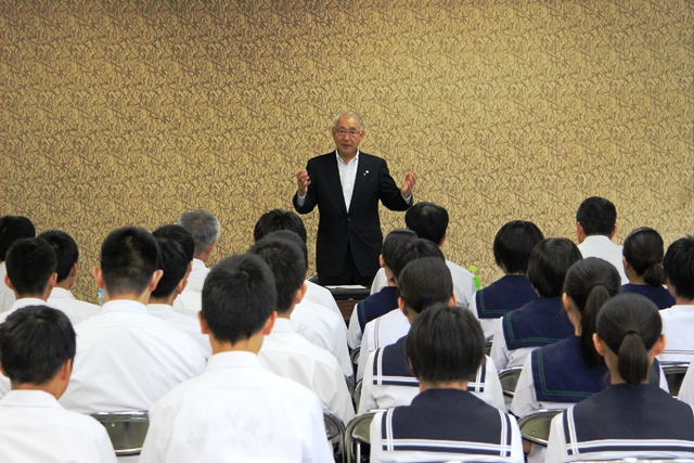 選手を激励する茂原町長