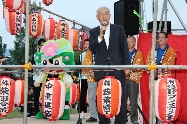 開会セレモニーであいさつをする茂原町長