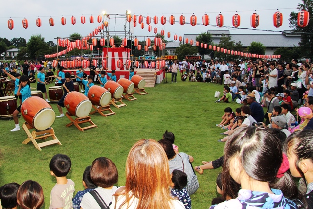 かんら太鼓〈楽鼓〉の威勢の良い太鼓で祭りスタート