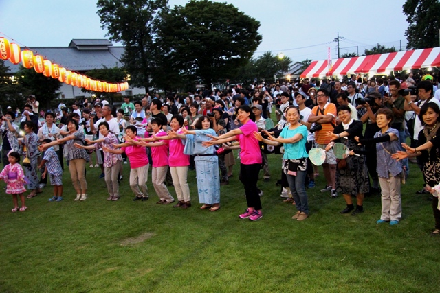 大勢の人が輪になって踊りました