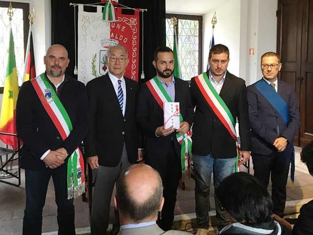 チェルタルド市長（中央）に義援金を手渡した茂原町長。両端は被災自治体の方々