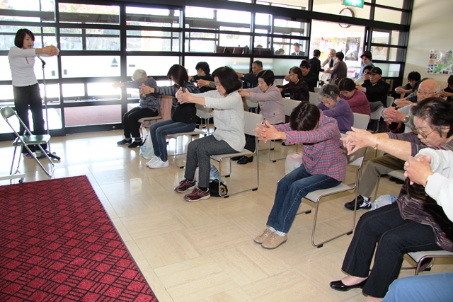 「いきいきストレッチ体操」を体験する来場者の皆さん