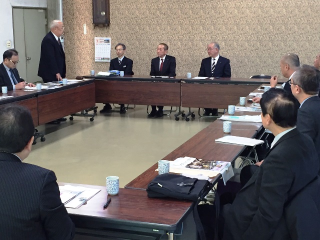 あいさつする鹿児島県町村会の川添会長（左）