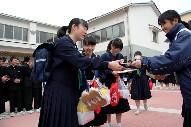 在校生に見送られて学び舎を巣立つ卒業生