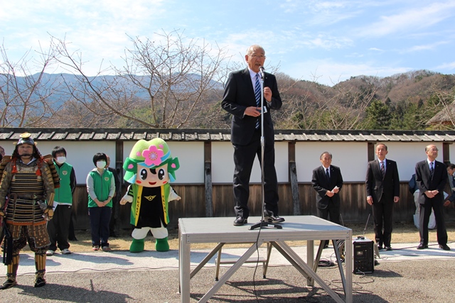 出陣式であいさつをする茂原町長