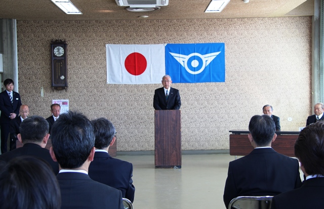 辞令交付式で職員に訓示をする茂原町長
