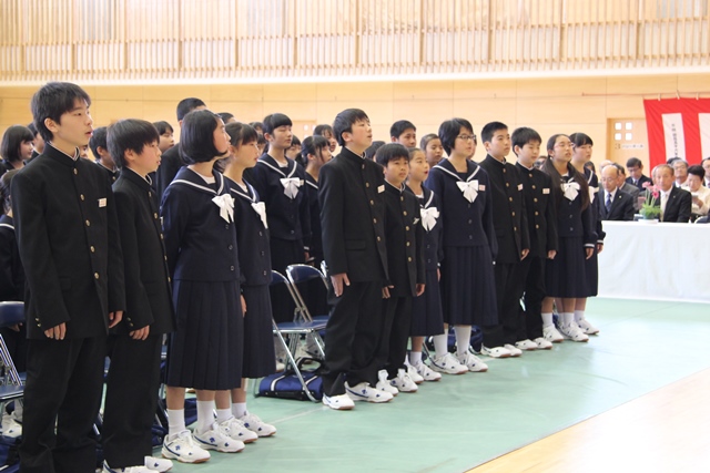 校歌を歌う新入生