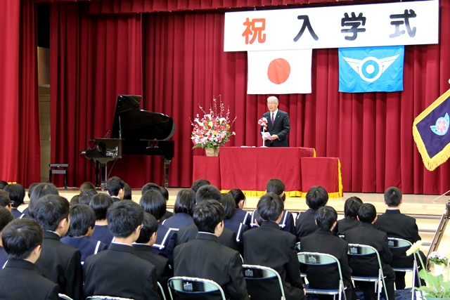 来賓として祝辞を述べる茂原町長
