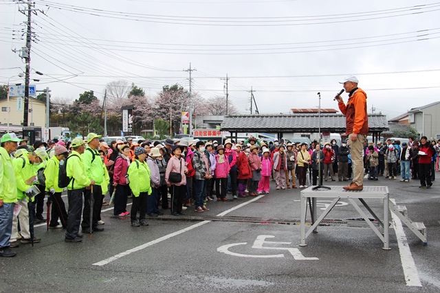 開会式で歓迎のあいさつをする茂原町長