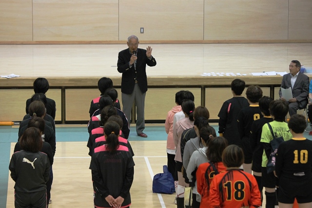 開会式で祝辞を述べる茂原町長