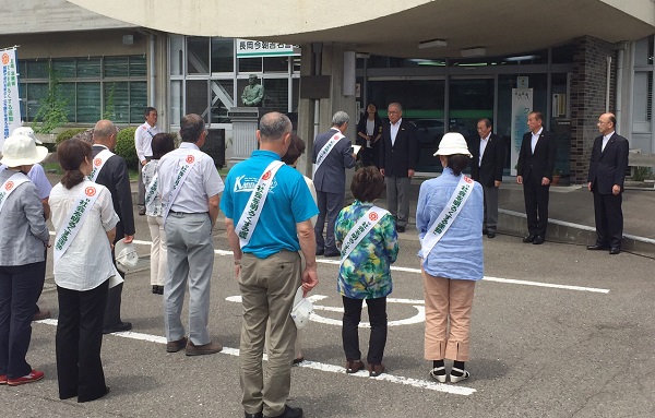 内閣総理大臣メッセージを渡す保護司の富田さん
