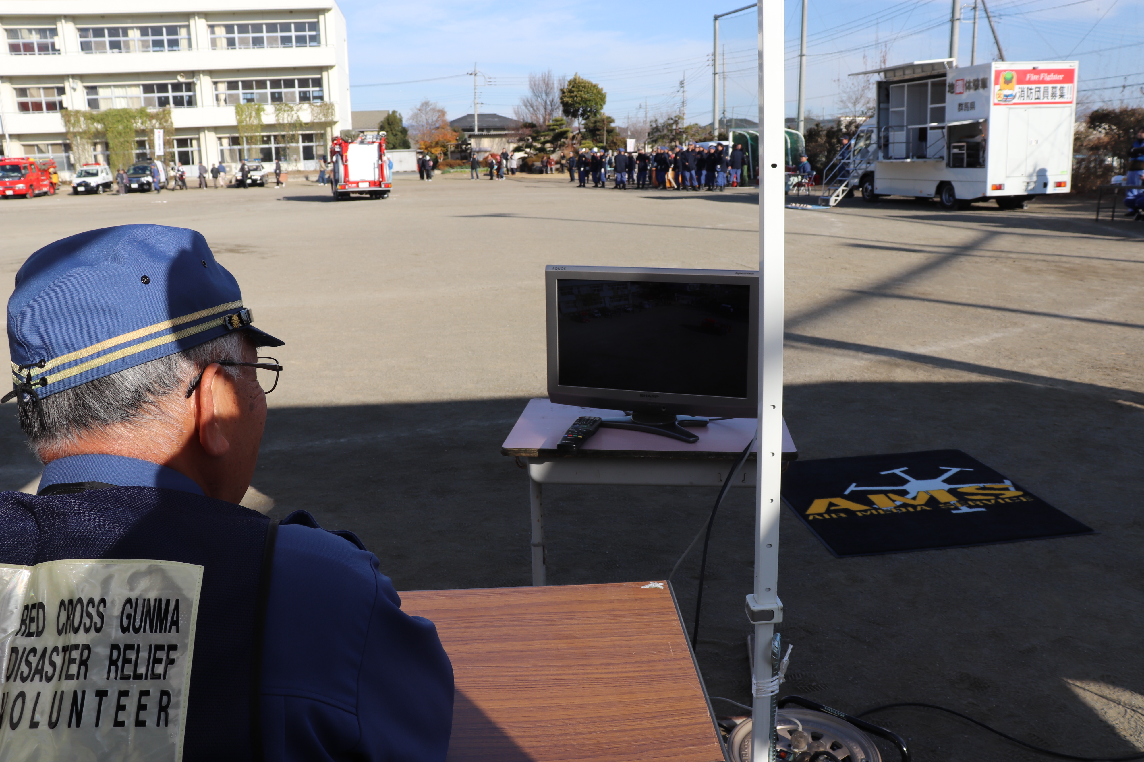 ドローンが撮影した映像を確認する茂原町長
