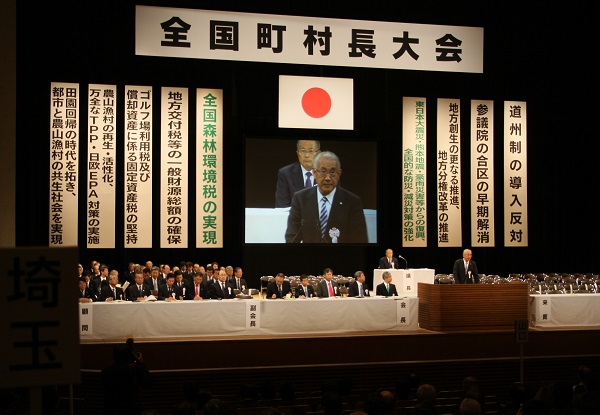 決議案の提案説明をする茂原町長
