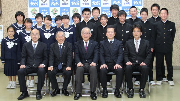 健闘を祈ってにこやかに記念写真