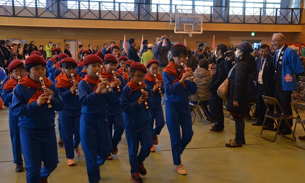 開会式に花を添えてくれた小幡小学校鼓笛隊