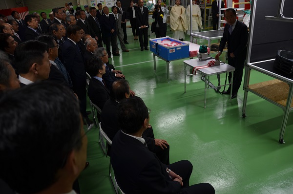 出席者が見守るなか生産開始