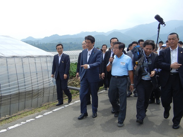 新井会長が研究会の活動を総理に説明