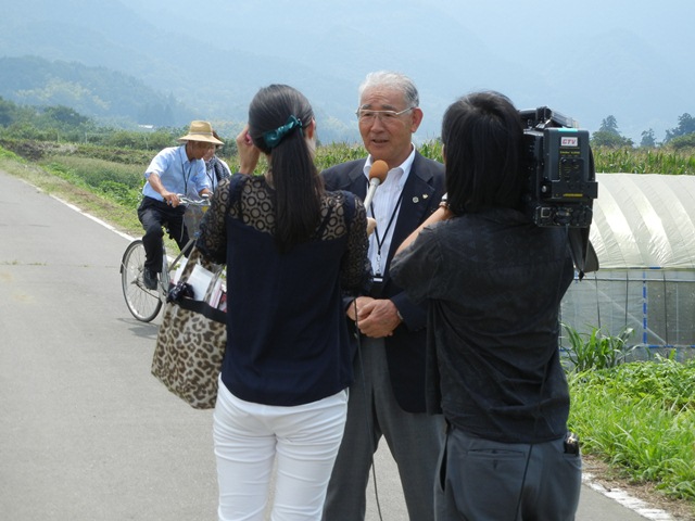 総理お見送り後、TVのインタビューを受ける茂原町長