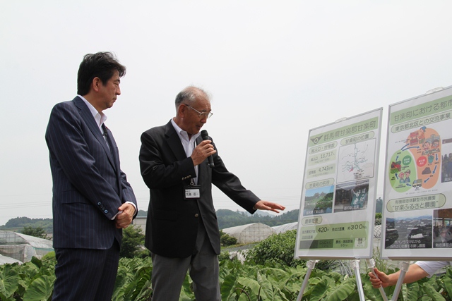 茂原町長が町の概要を総理に説明