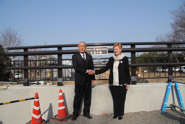 橋の上で茂原町長とチュッリ団長固い握手