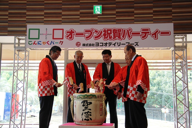 グランドオープンを祝し鏡割り