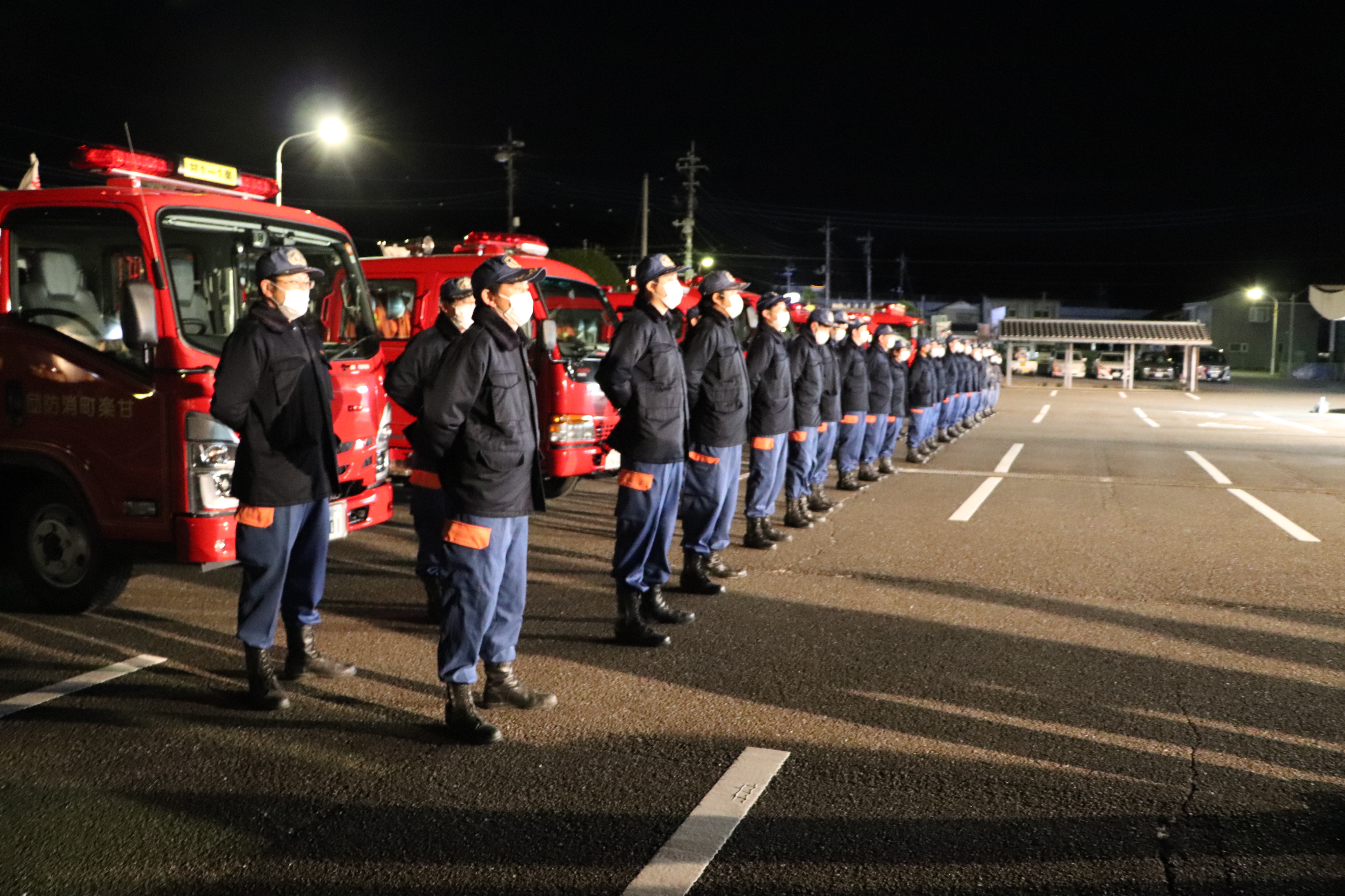 夜警出発式に臨む消防団員のみなさん