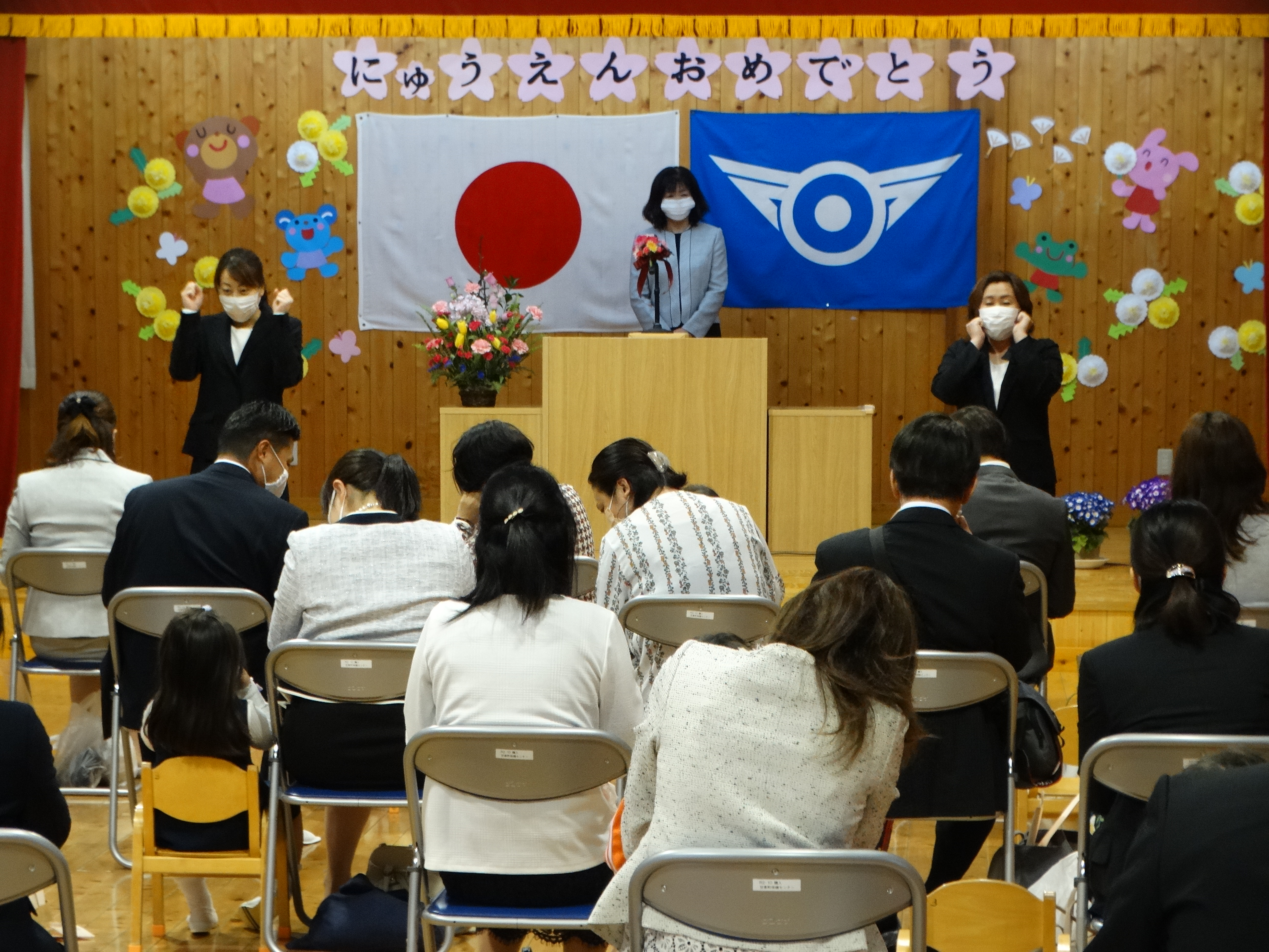 先生と一緒に「アンパンマンの手遊び」をしました