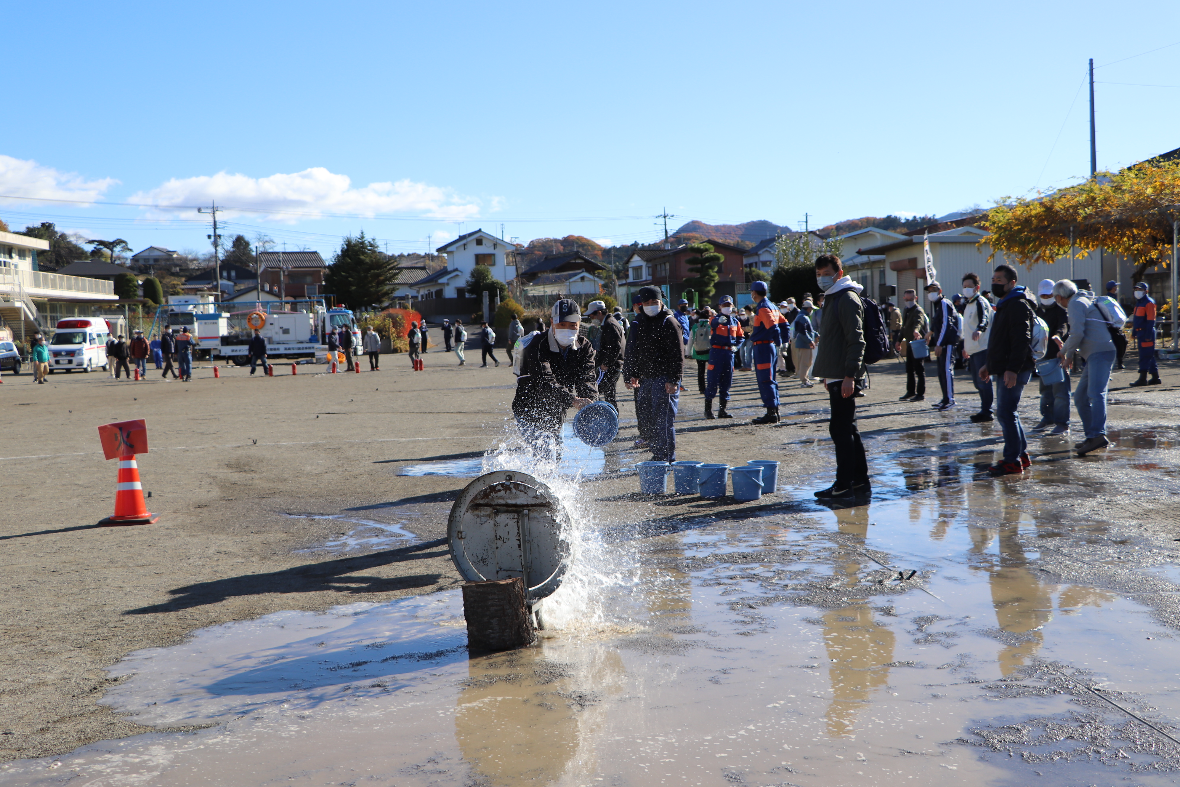 住民の方々によるバケツリレー消火訓練