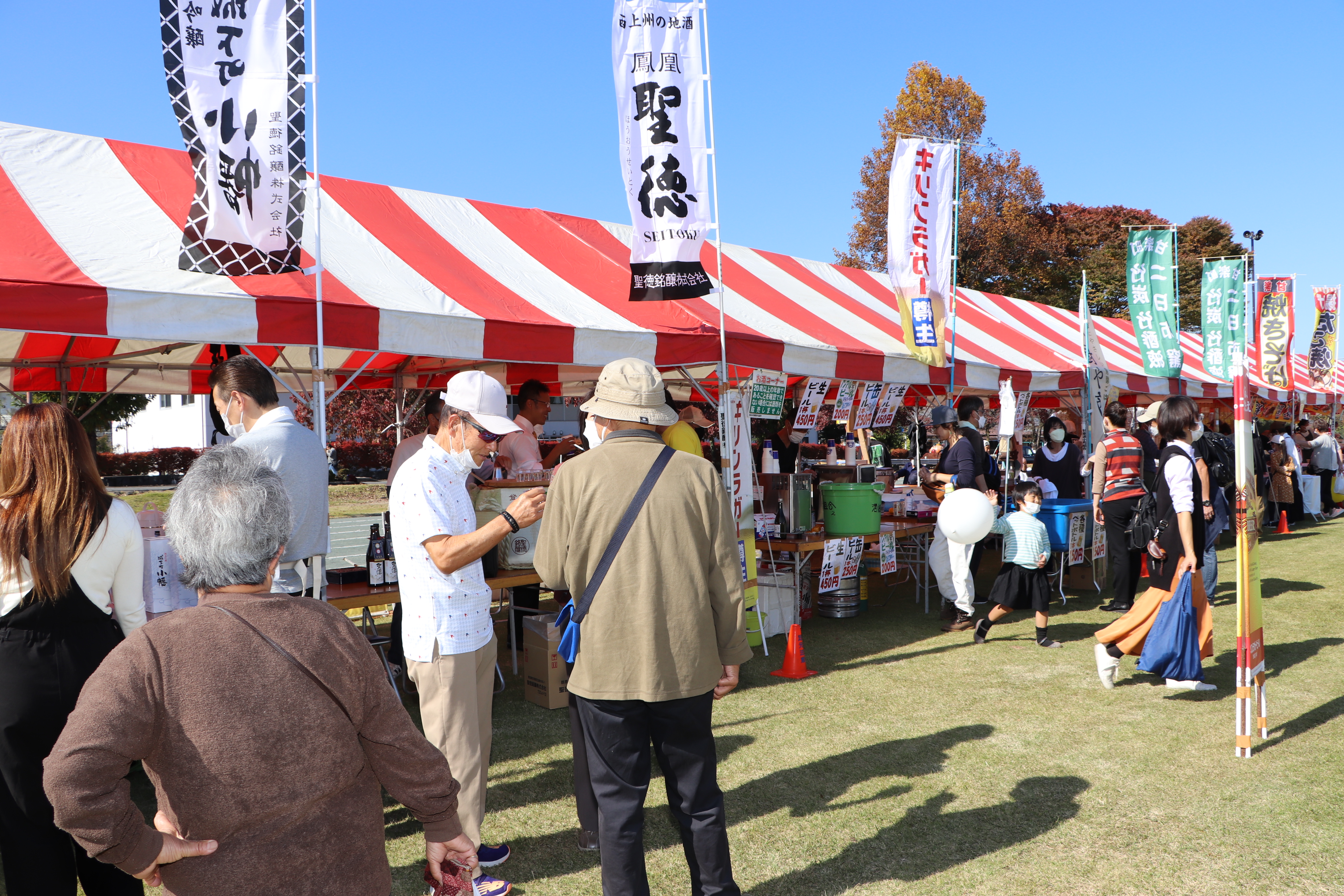 お客さんで賑わう販売ブース