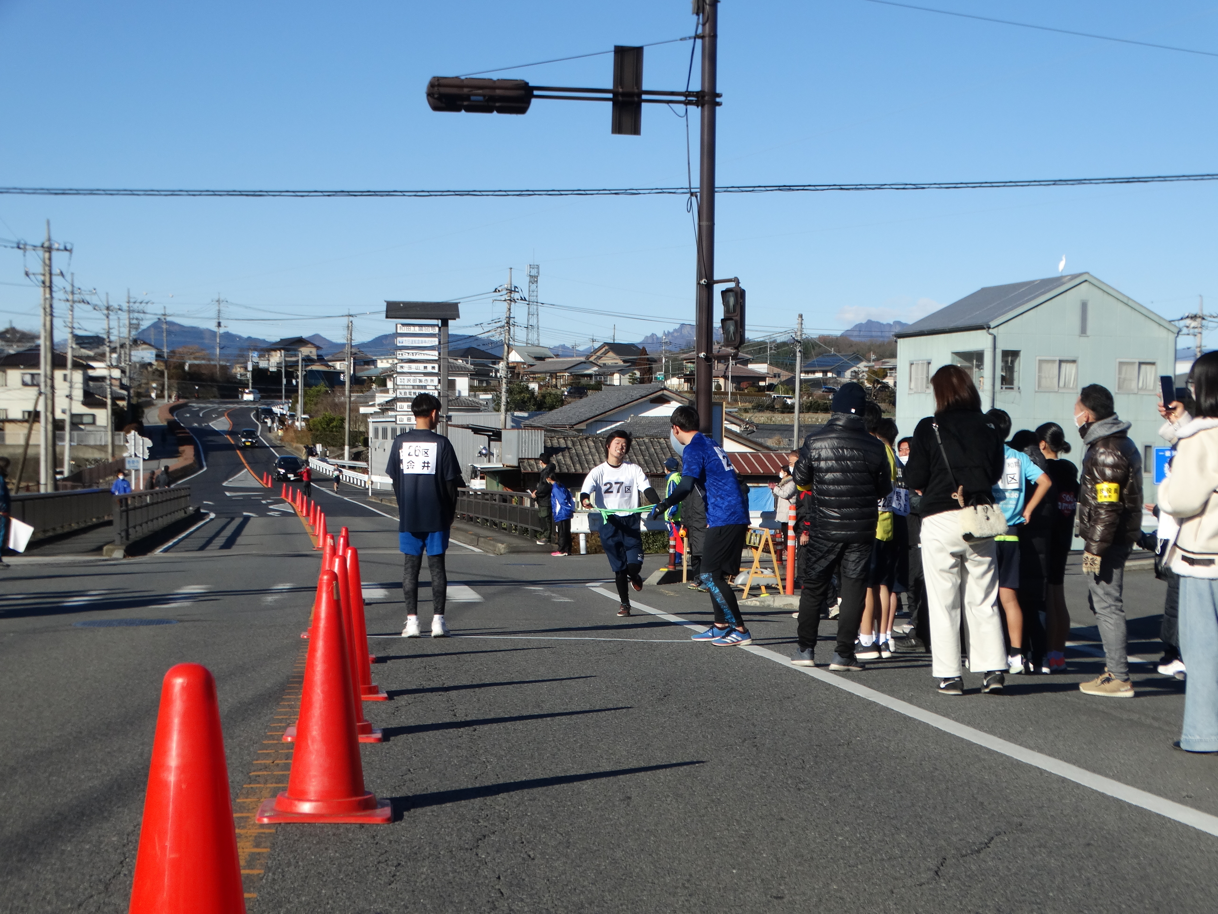 力を振り絞りタスキを次の選手へ（第３中継所　２７区）