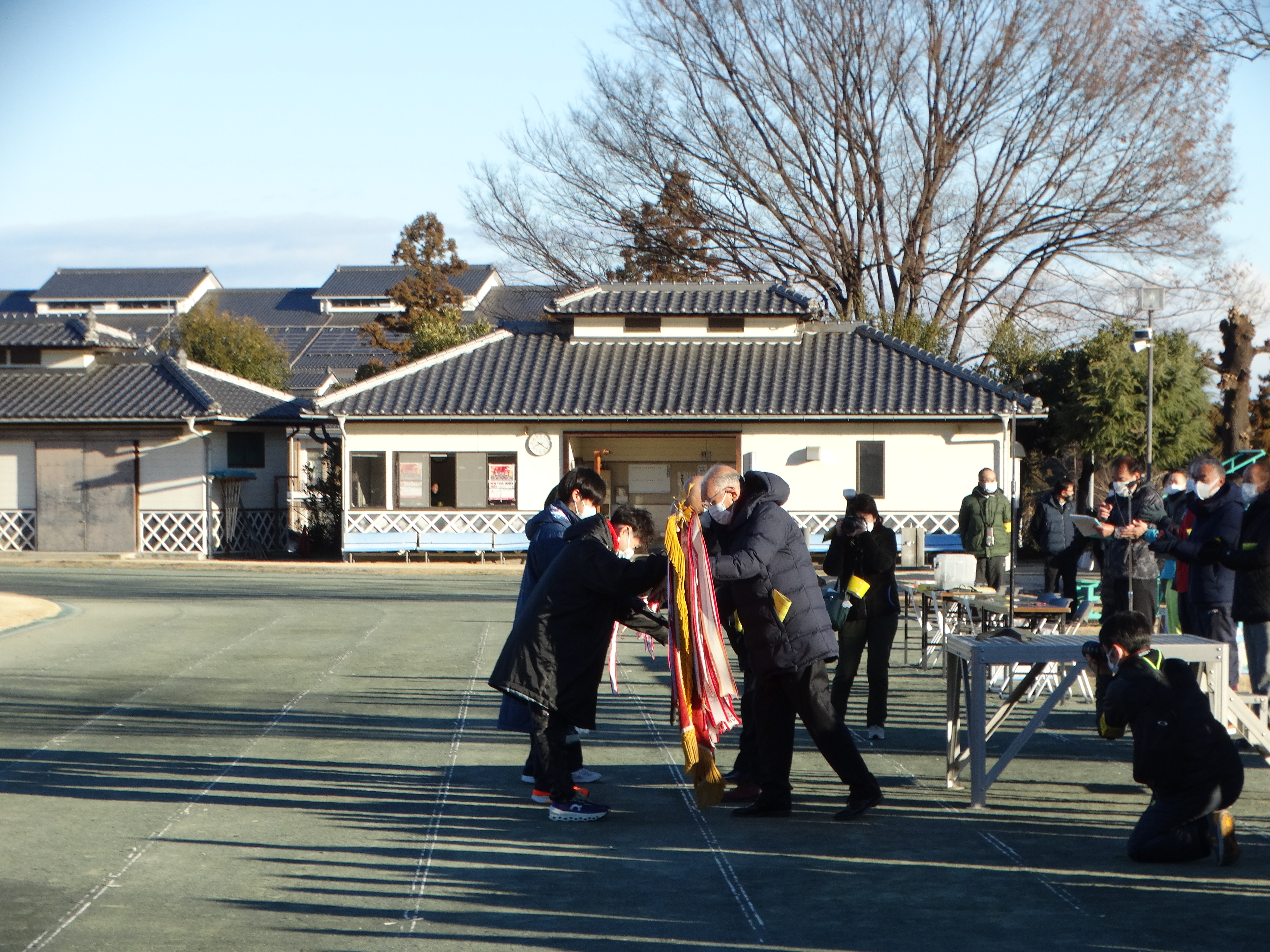 優勝旗･優勝杯･準優勝杯返還（昨年 優勝7区A、準優勝21区））