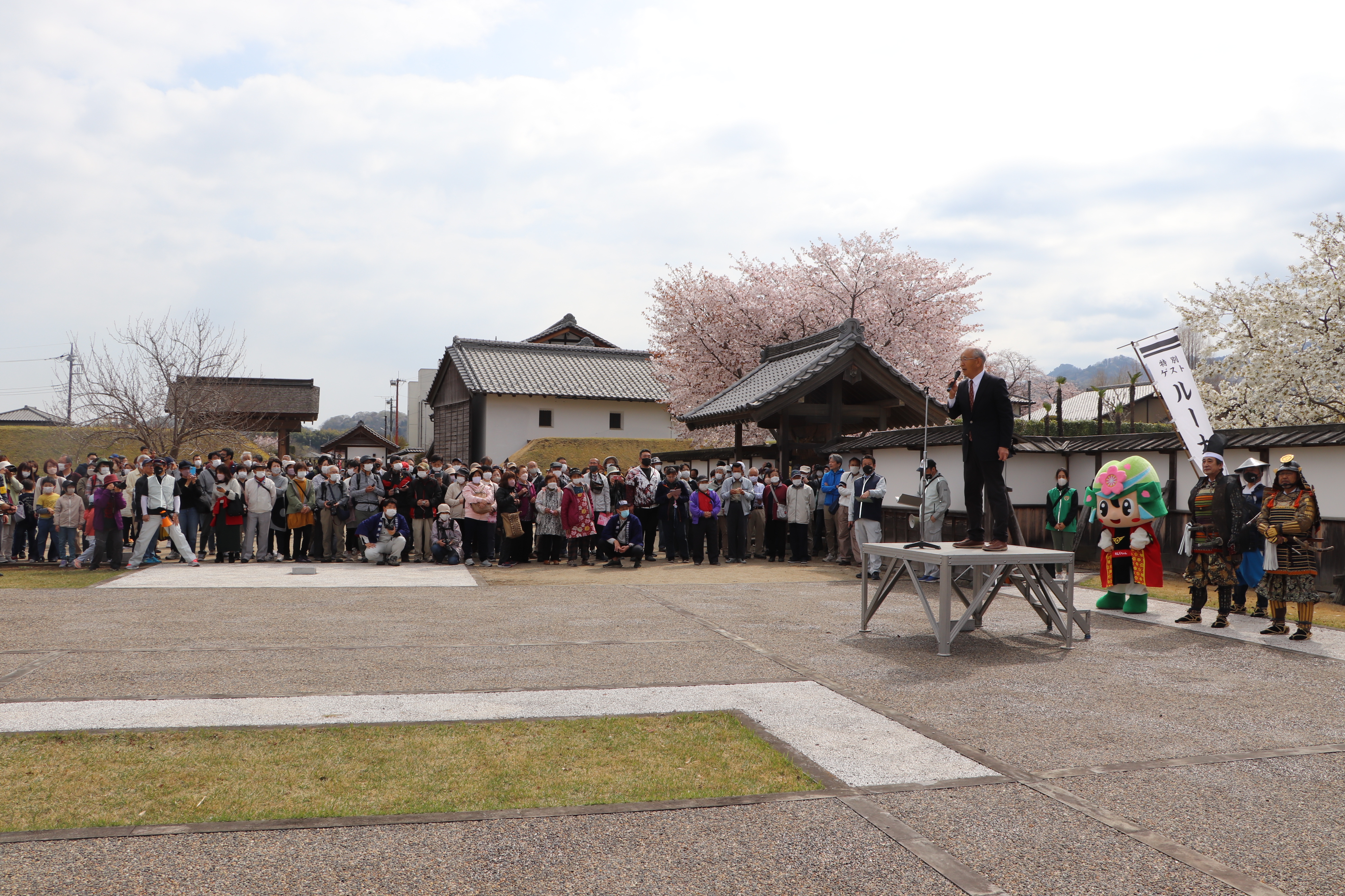 出陣式で挨拶する茂原町長（楽山園）