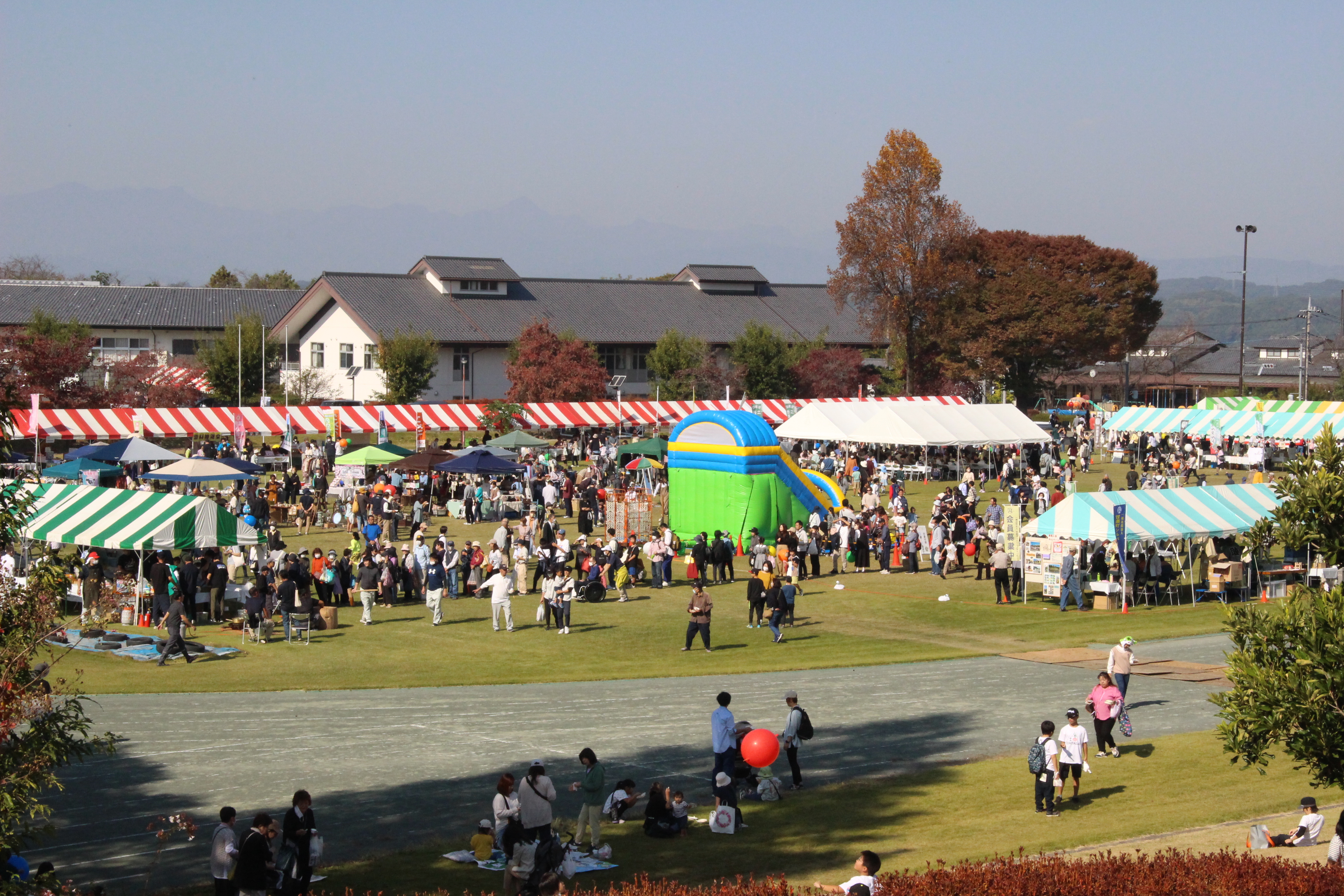 お祭り広場のようす。お客さんでいっぱい！