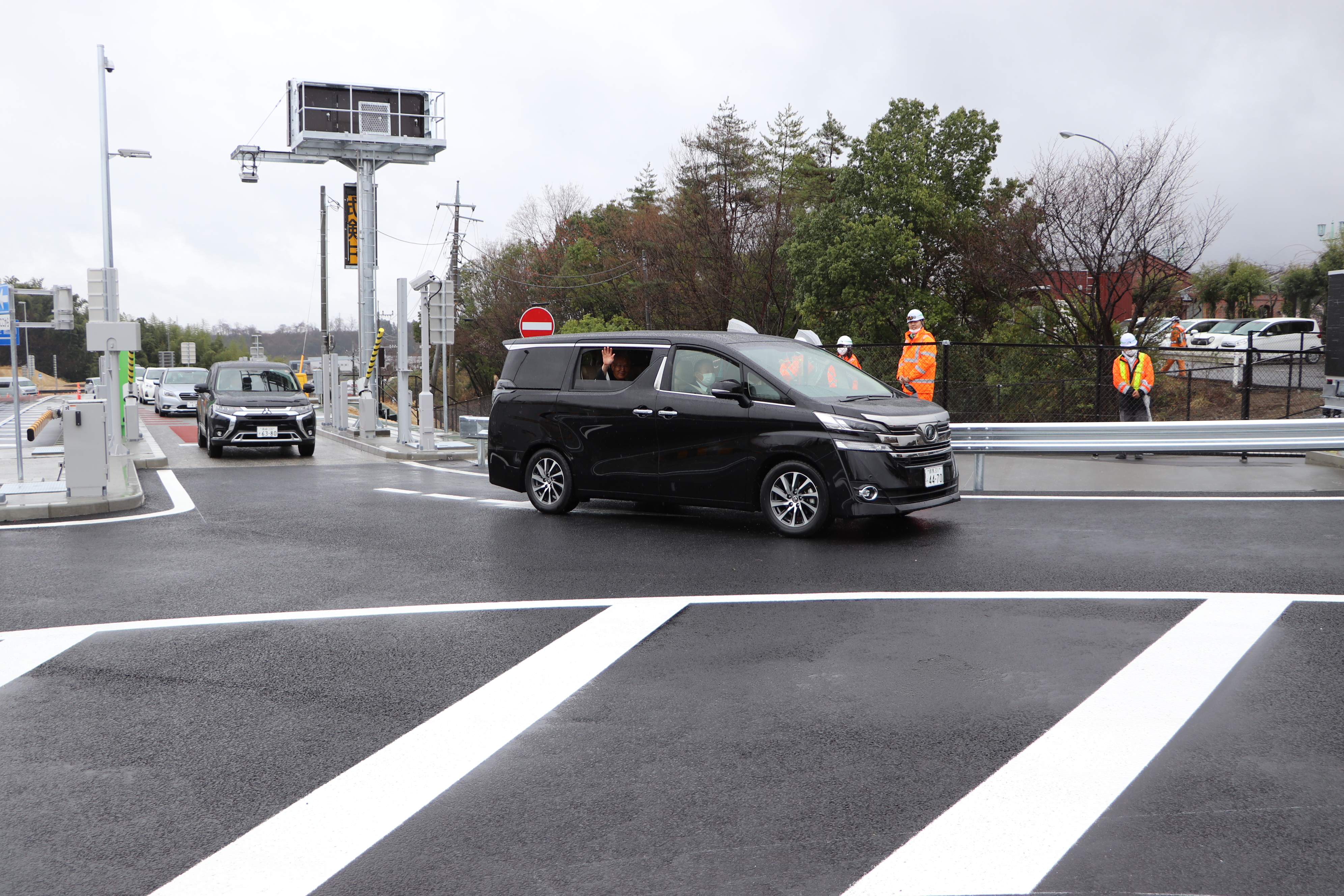 「走り初め」出発！車中から手を振る茂原町長