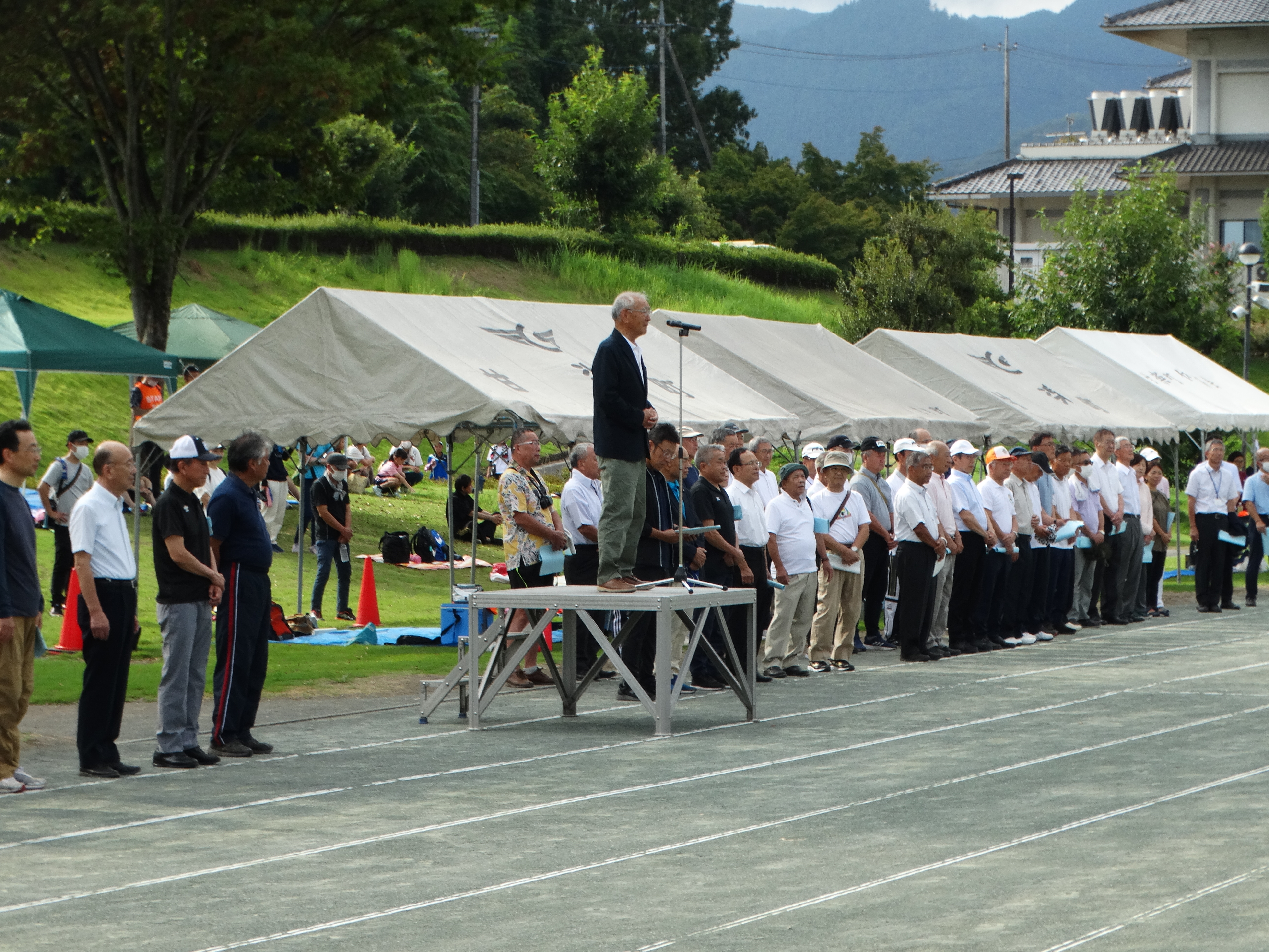 開会式で挨拶する茂原町長