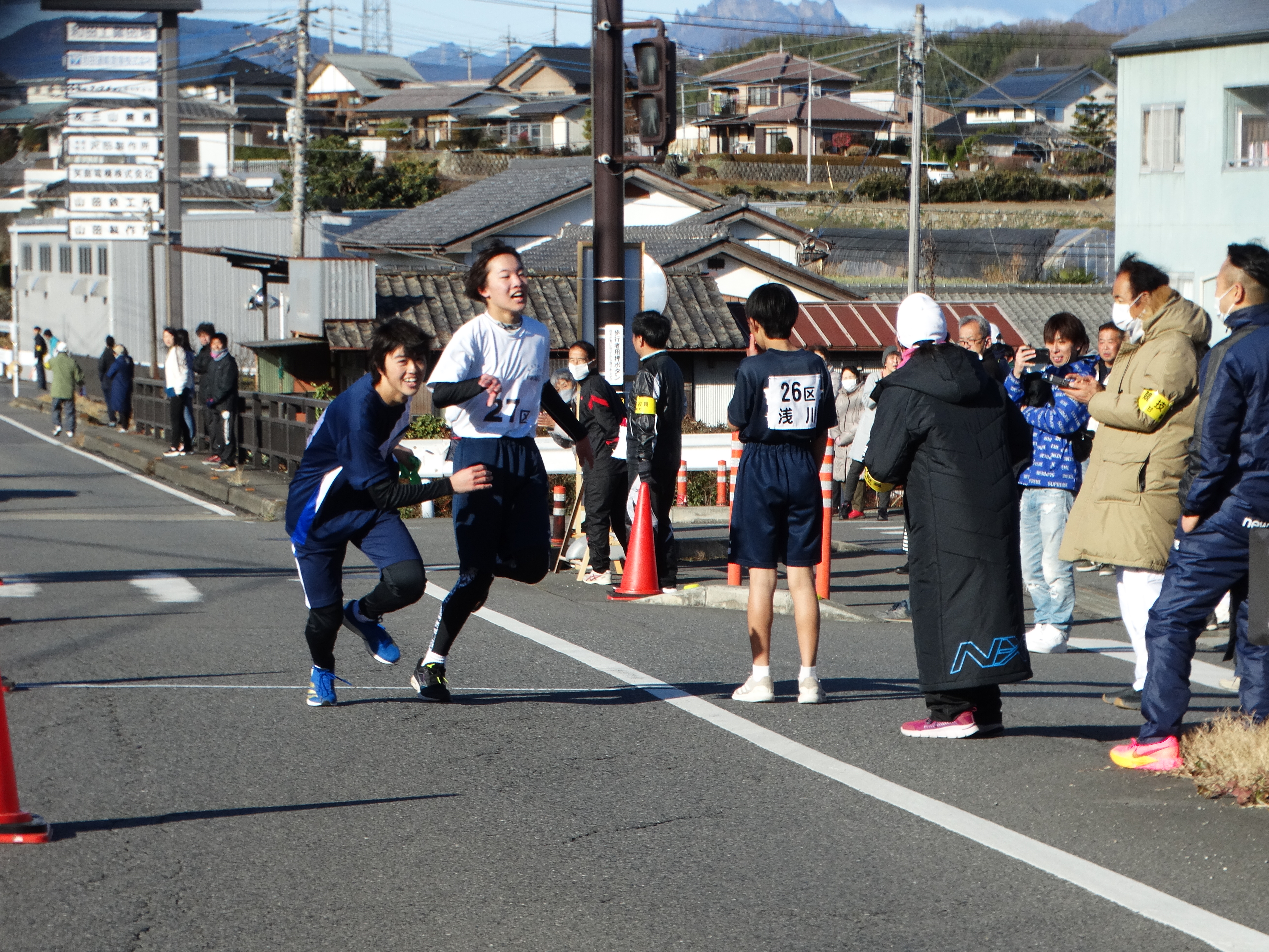 最後の力を振り絞り次の選手へ（第3中継所　27区）