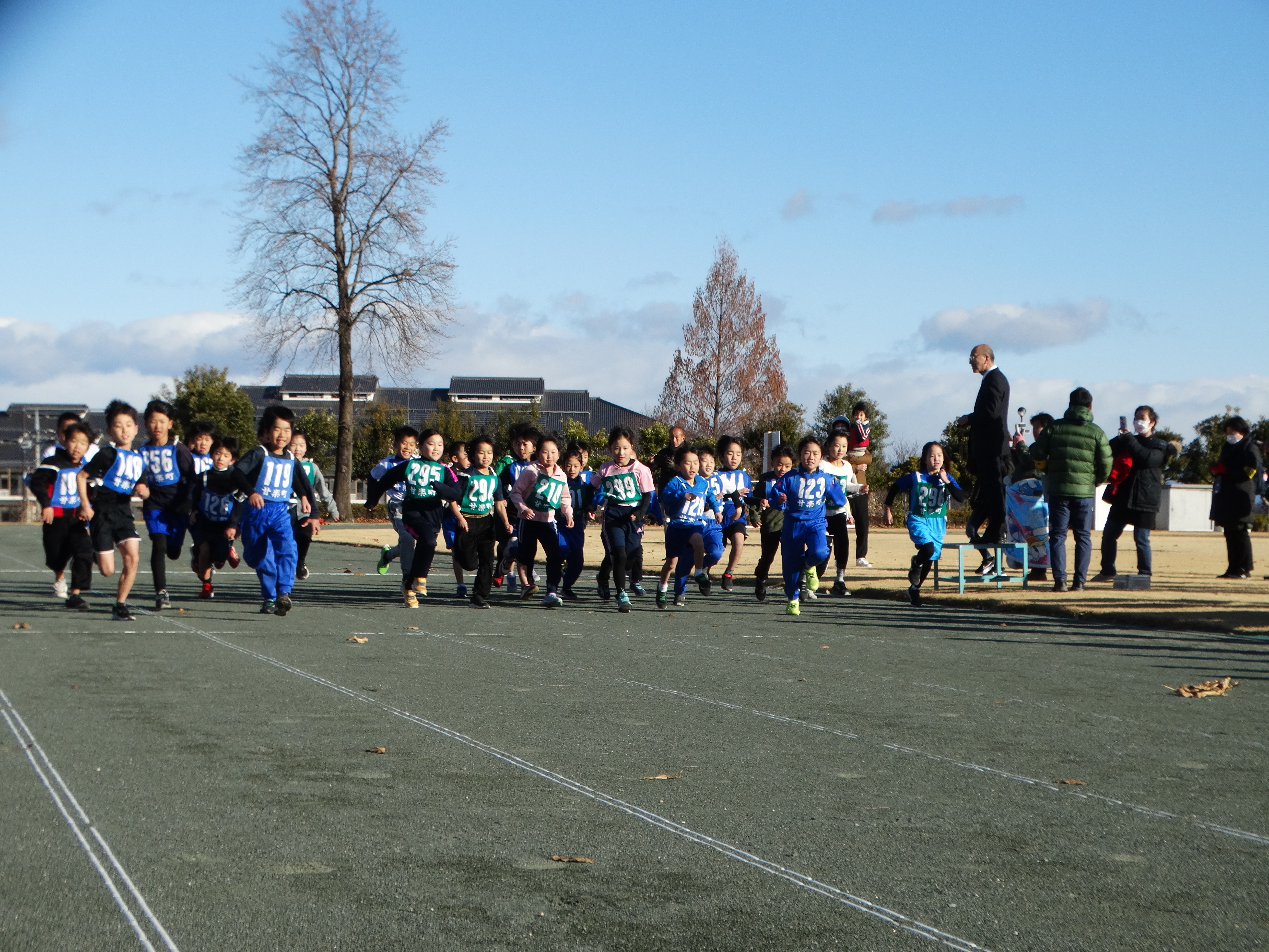 ”初日の出マラソン” 元気に走りました！（小学校低学年）