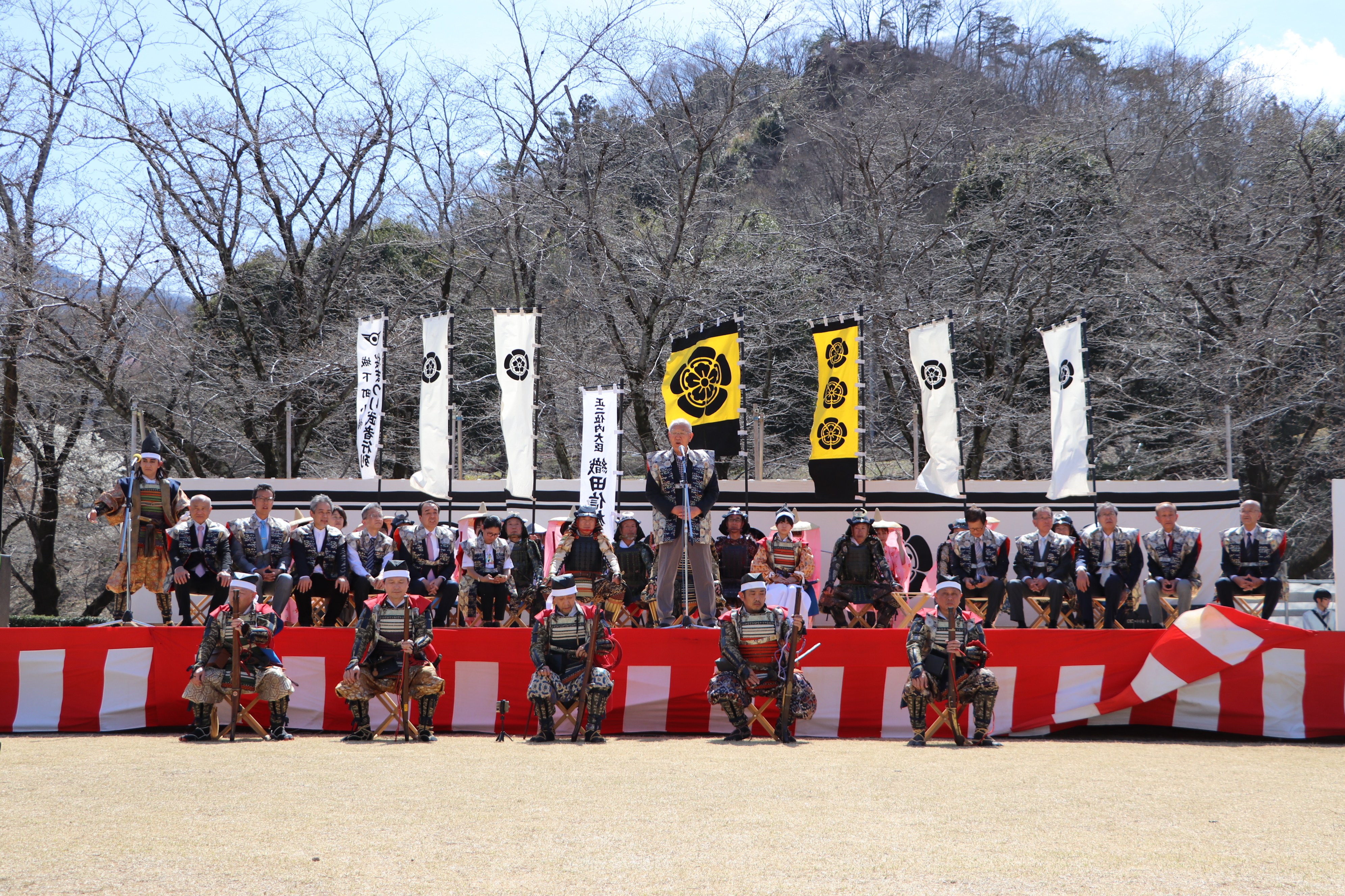 凱旋式で主催者挨拶する茂原町長（お祭り広場）