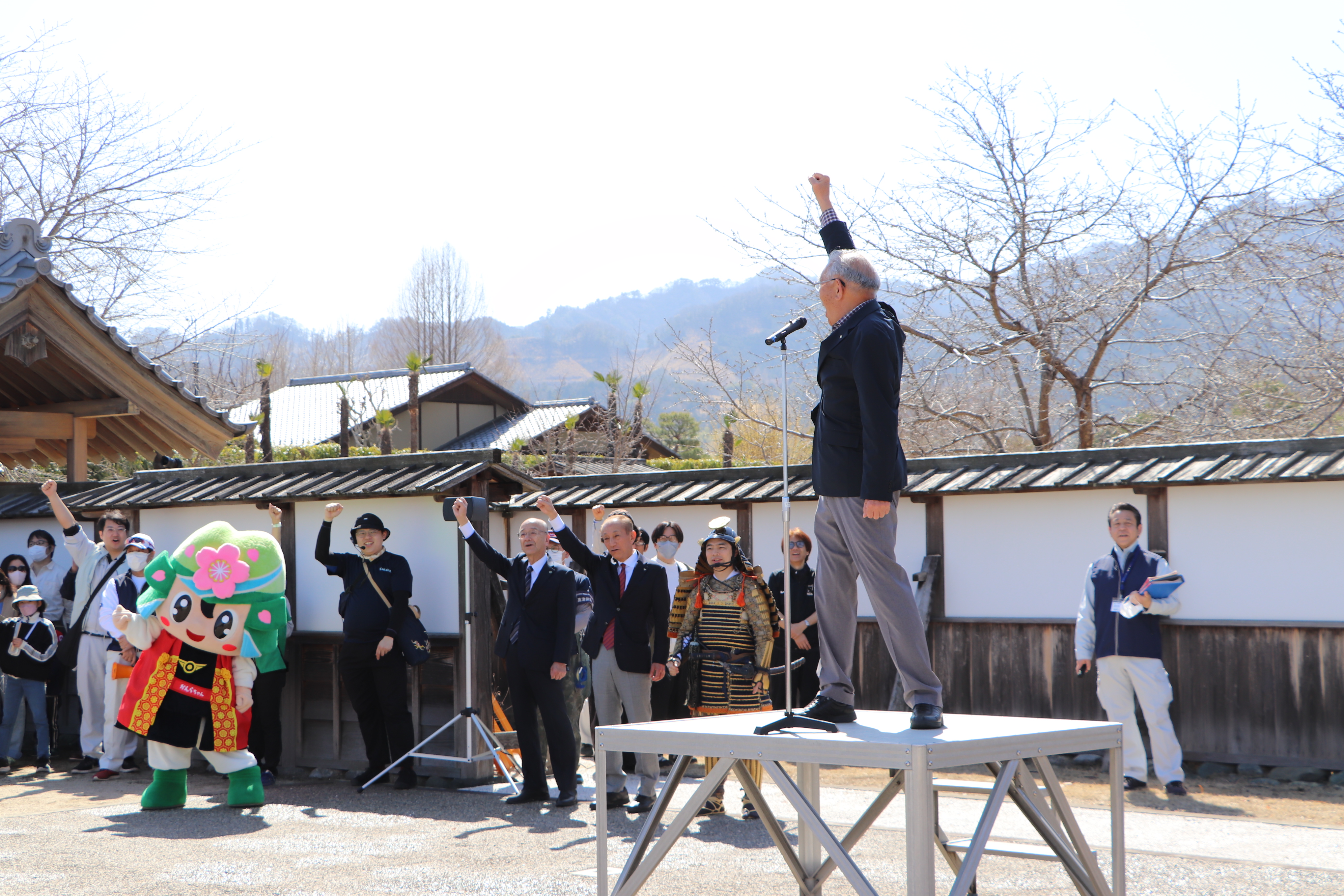 出陣式で勝鬨を上げる茂原町長（名勝楽山園）