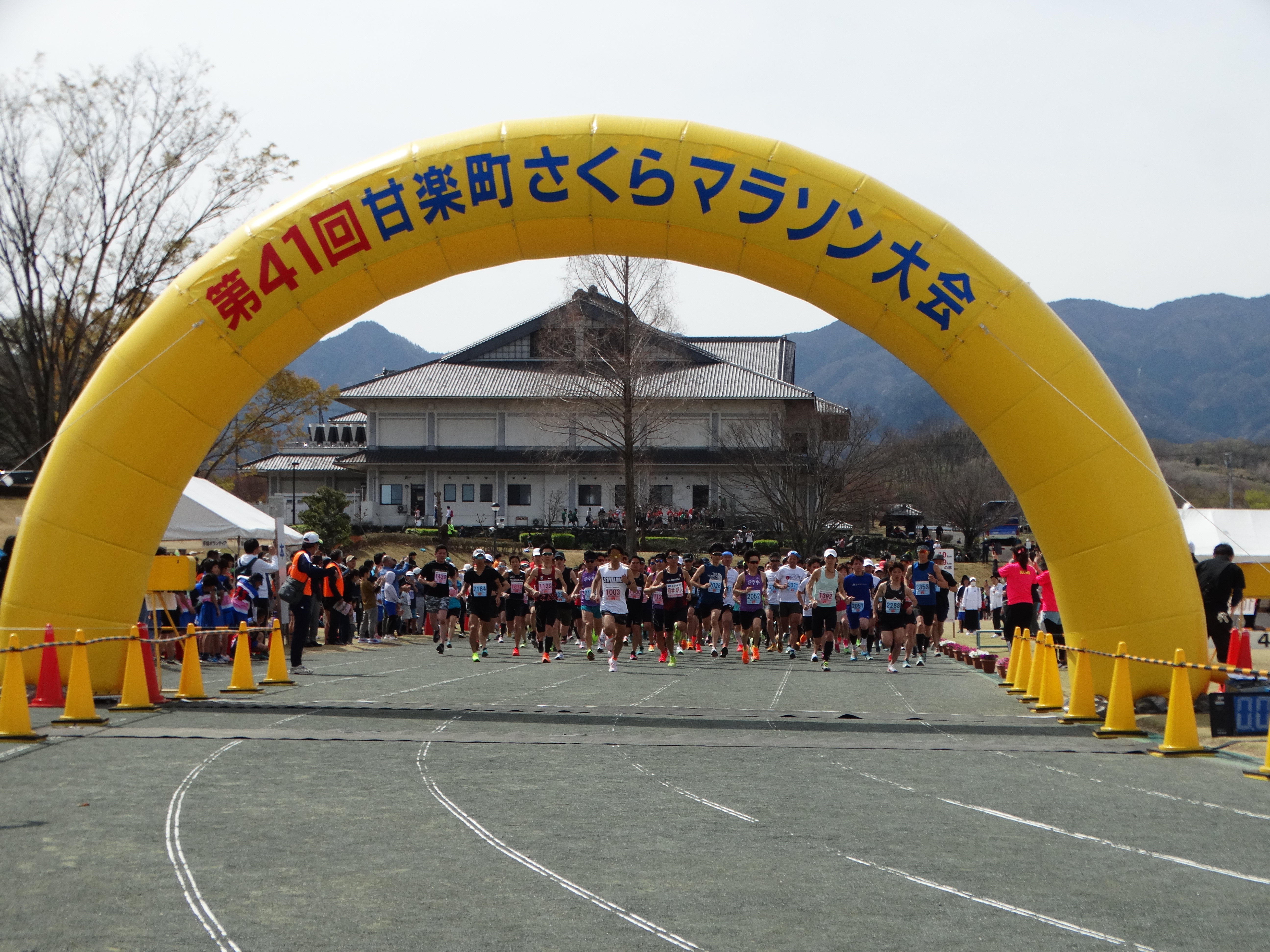 茂原町長の号砲でスタート！(10km20kmｴﾝﾄﾘｰ選手)