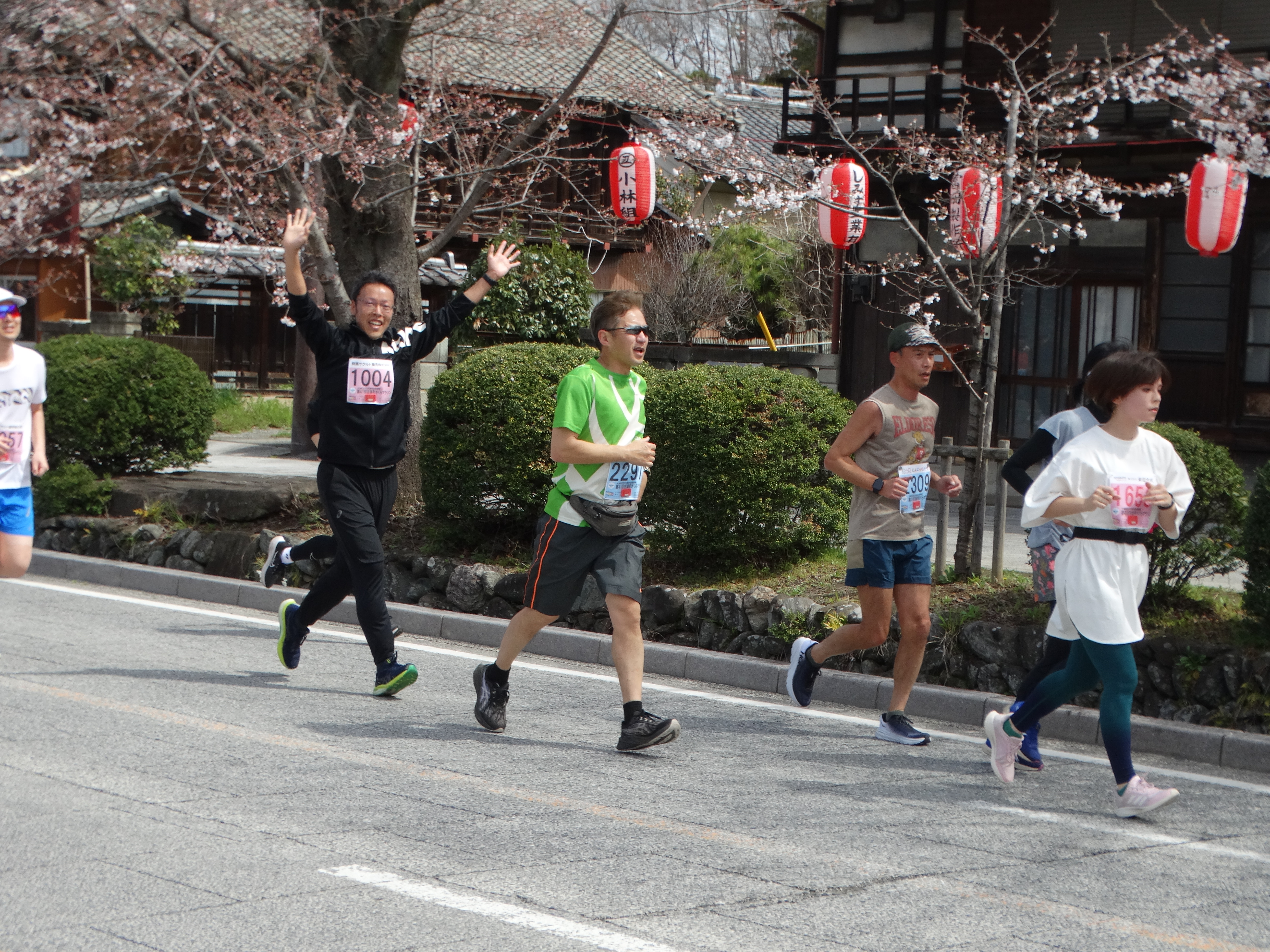 ランナー牛木県議 余裕の表情です！（写真左：10kmｴﾝﾄﾘｰ）