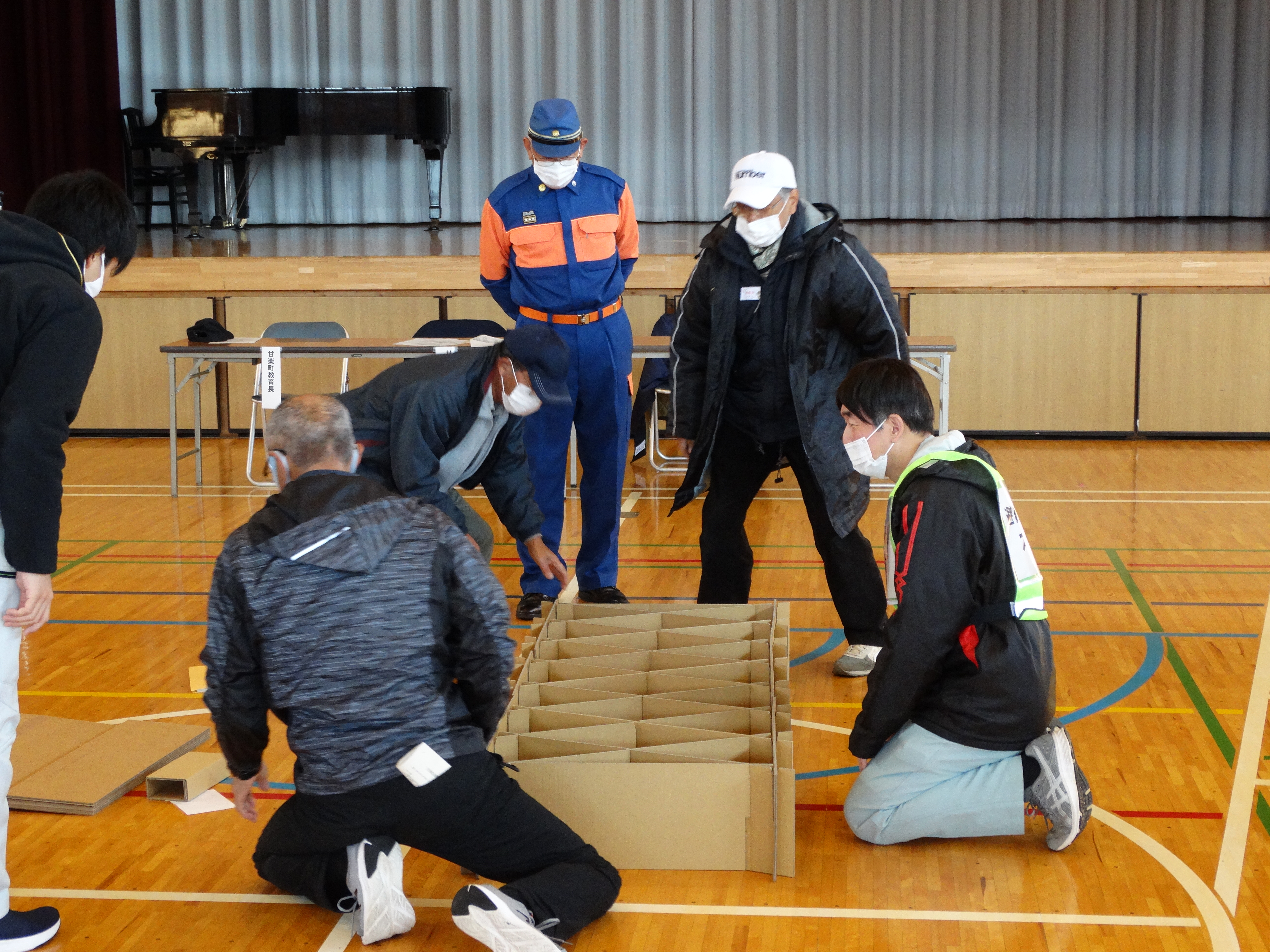 段ボールベッド組立てを確認する茂原町長