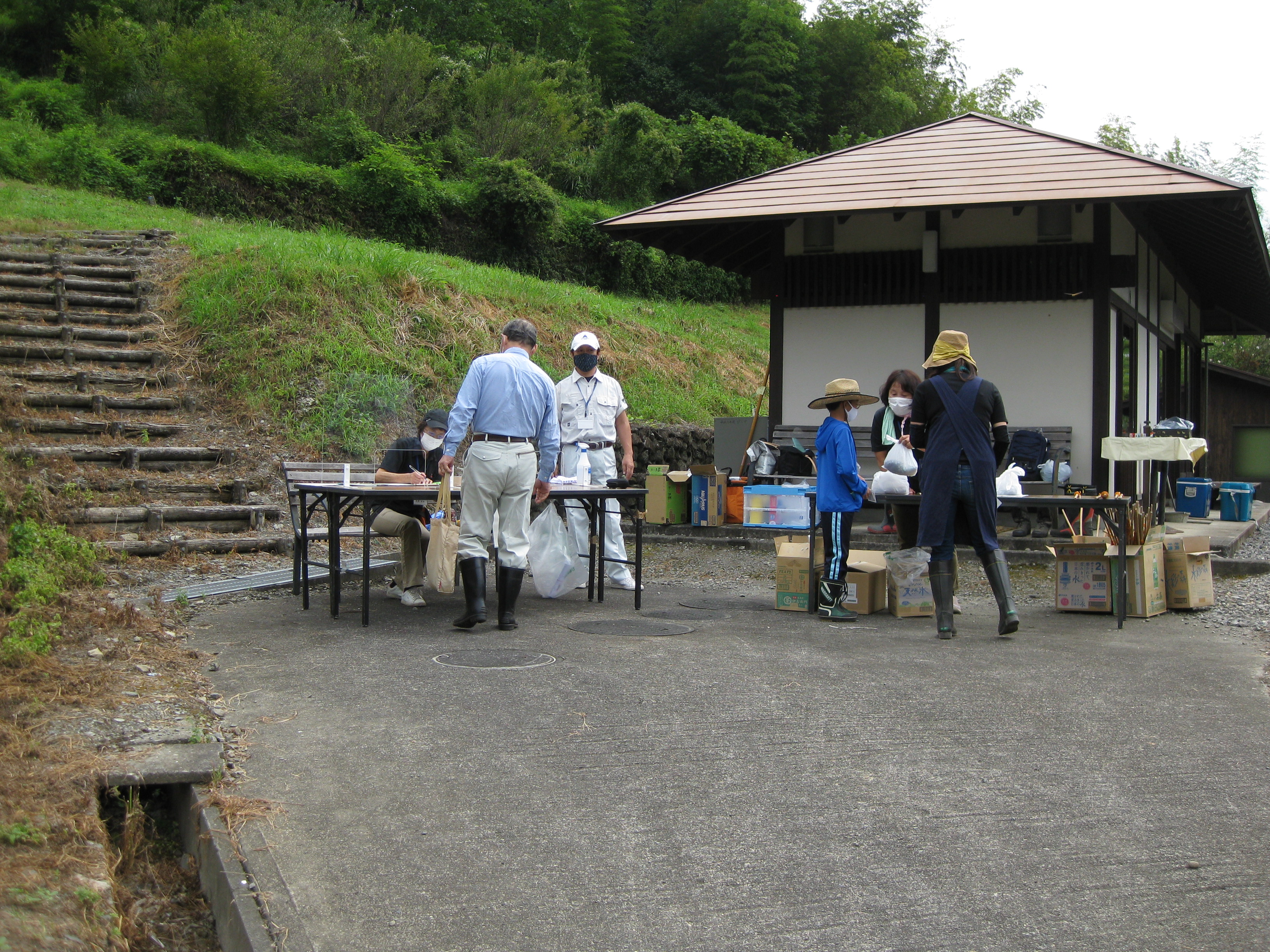 休憩棟「やすんべぇ家」で受付です