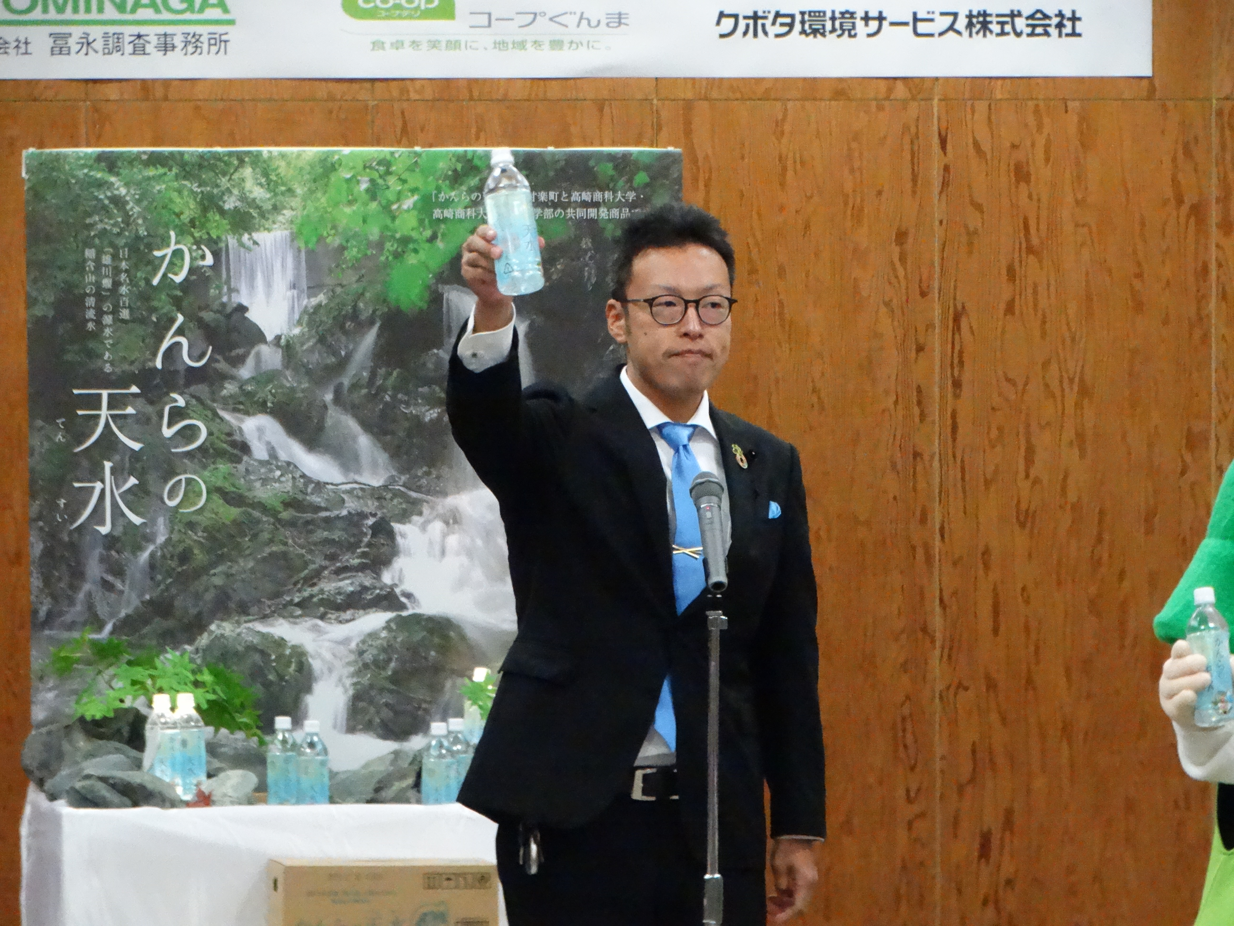 委員である牛木県議「かんらの天水」で乾杯！